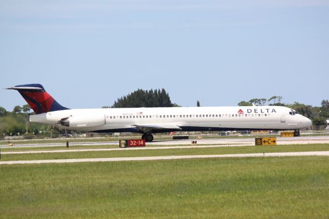 McDonnell Douglas MD-88 (N972DL) - Delta Flight 2298 (N972DL) departs Sarasota-Bradenton International Airport enroute to Hartsfield-Jackson Atlanta International Airport