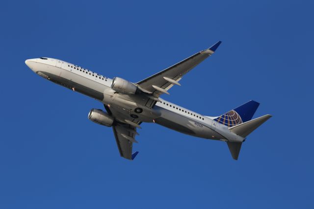 Boeing 737-800 (N12221)