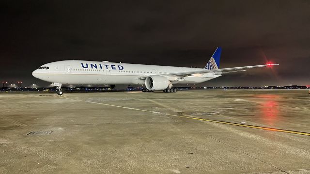 Boeing 777-200 (N2748U) - Chicago O’Hare T1