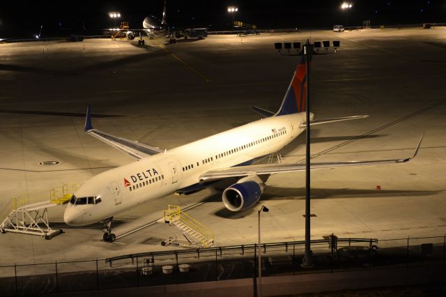 Boeing 757-200 (N669DN) - 8/9/15