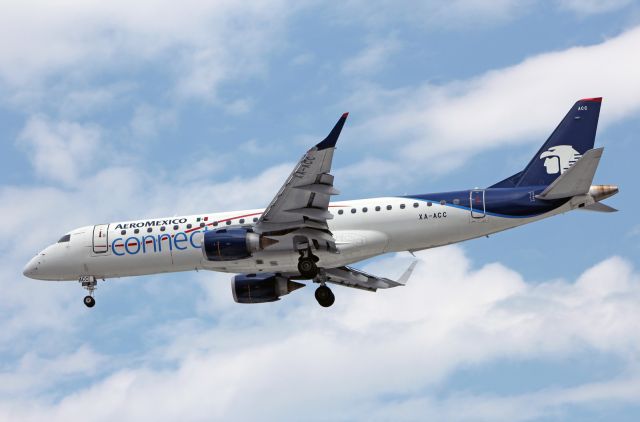 Embraer ERJ-190 (XA-ACC) - AeroMexico Connect / Embraer 190LR - MSN 499 / XA- ACC / MMMX 07/2019