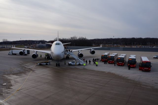 Boeing 747-400 (N464MC)