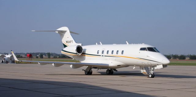 Bombardier Challenger 300 (N104FT)