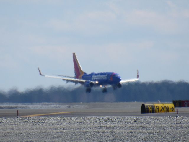 Boeing 737-700 (N909WN) - Every time I see this new livery, I sing the song from the Southwest commercial. I cant get it out of my head!