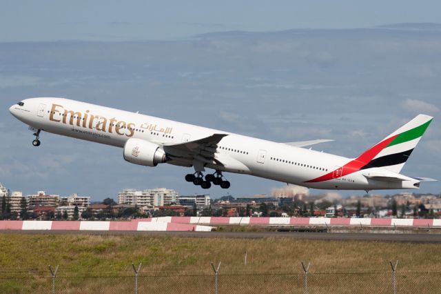 BOEING 777-300ER (A6-ECW) - 10 OCT 2010