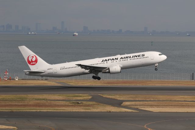 BOEING 767-300 (JA615J) - 23 December 2016:HND-FUK.