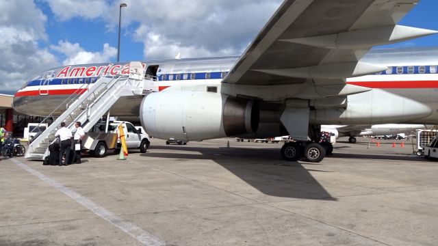 Boeing 757-200 (N678AN) - Deboarding the now-retired N678AN at St. Thomas in July after a flight from Charlotte! This was back when there were seven 757s with the old livery in the fleet, now that number is down to just two: N181AN and N679AN, based out of DFW and CLT/JFK respectively.