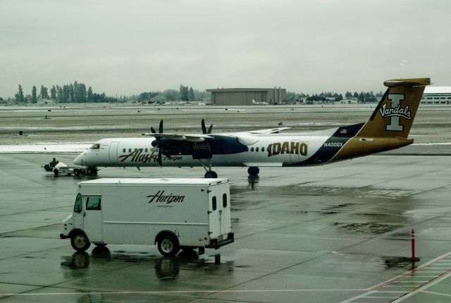 de Havilland Dash 8-400 (N400QX)