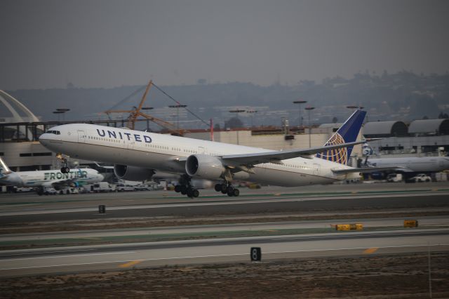 BOEING 777-300ER (N2331U)