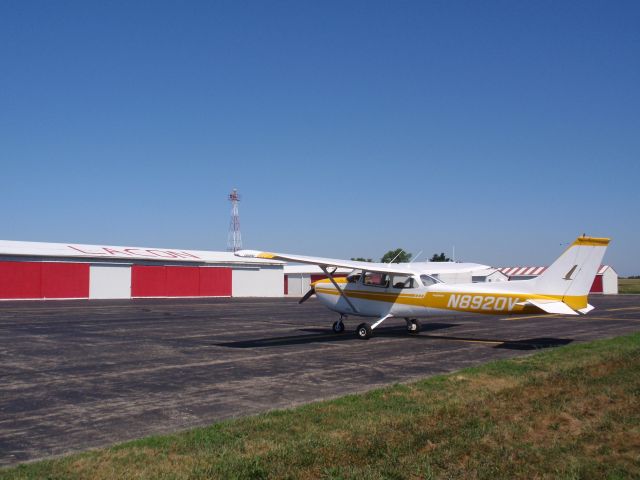 Cessna Skyhawk (N8920V) - On the ramp at Marshall County (C75, Lacon, IL)