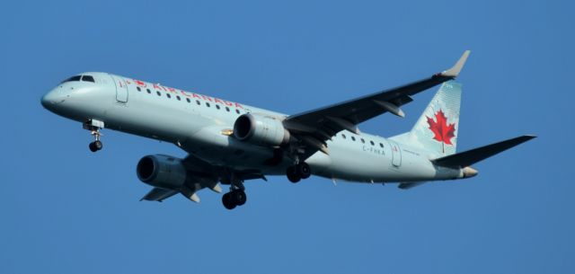 Embraer ERJ-190 (C-FHKA)