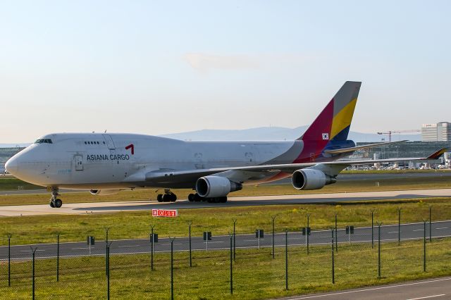 Boeing 747-400 (HL7618) - on the wrong way, very rare in Frankfurt