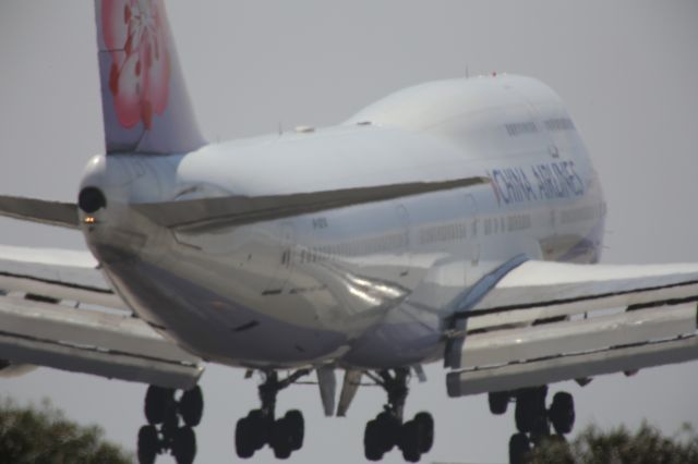 Boeing 747-400 (B-18210)