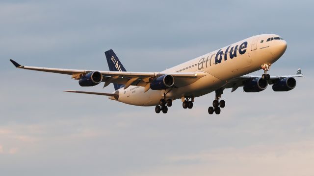 Airbus A340-300 —