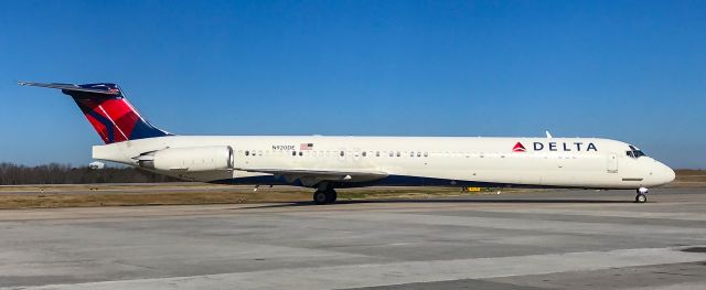 McDonnell Douglas MD-88 (N920DE)