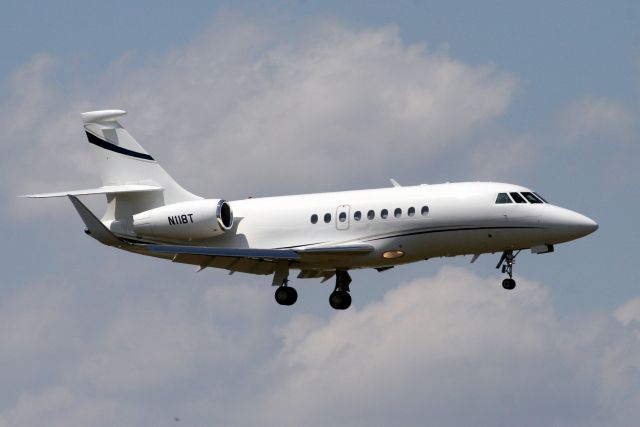 Dassault Falcon 2000 (N118T) - On final approach for R08 on 08-Apr-11.