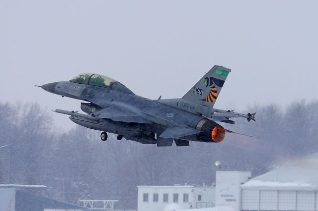 Lockheed F-16 Fighting Falcon (89-2165) - When’s the last time you saw a D-model with snow, vape, & burners. 165 was seen departing KTOL on 5 Feb 2022.