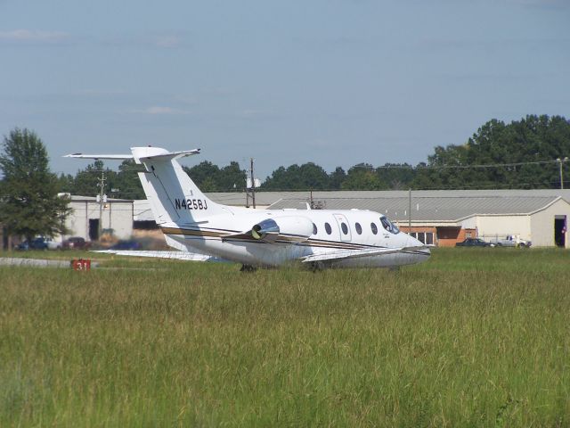 Beechcraft Beechjet (N425BJ) - Beechjet 400 grazing around the Laurel airport before departure to Dallas