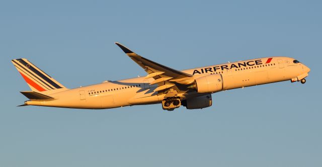 Airbus A350-900 (F-HTYA) - Air France A350-900 departing off 15L at George Bush Intercontinental Airport in Houston, Tx. 