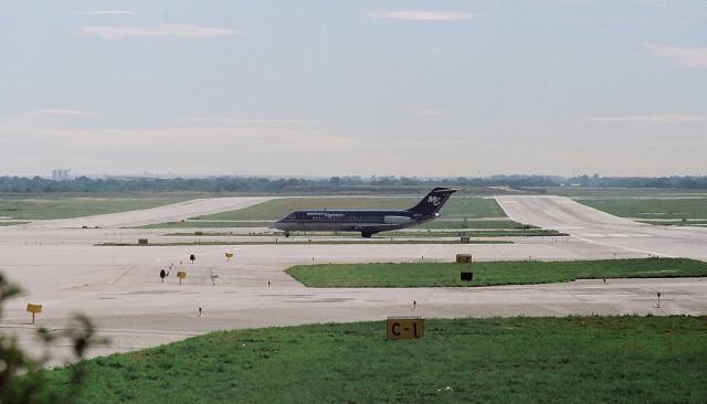 Douglas DC-9-10 — - KDEN-Stapleton - looking straight down the runways towards Kansas, it is flat all the way to the Arch.....no reg on the DC-9-14 of Midwest Express.