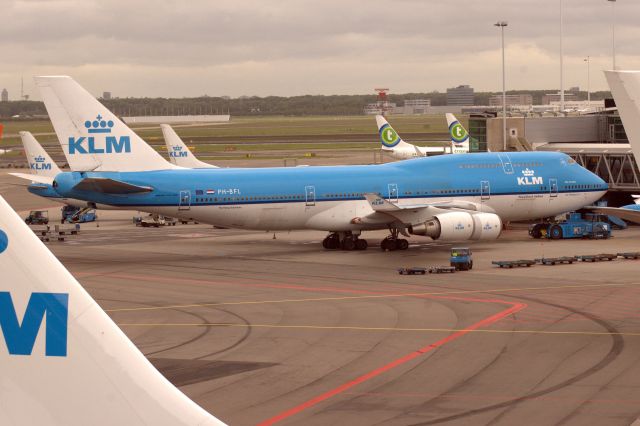 Boeing 747-400 (PH-BFL) - KLM - B747-406 (PH-BFL) awaiting "push back" AMS. (Photo May 2007)