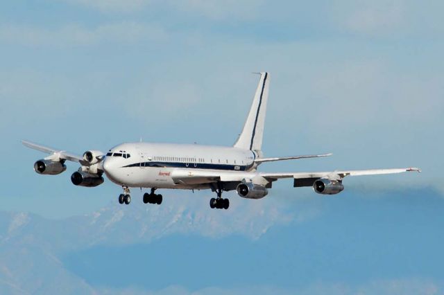 Boeing 720 (N720H) - Honeywell Boeing 720 N720H engine testbed on approach to land on Runway 26 at Phoenix Sky Harbor Airport on December 27, 2007. A fifth jet engine was mounted n the starboard fuselage. N720H made one more flight two days later and was broken up at Sky Harbor in 2008. It has been replaced with Boeing 757-225 N757HW. 