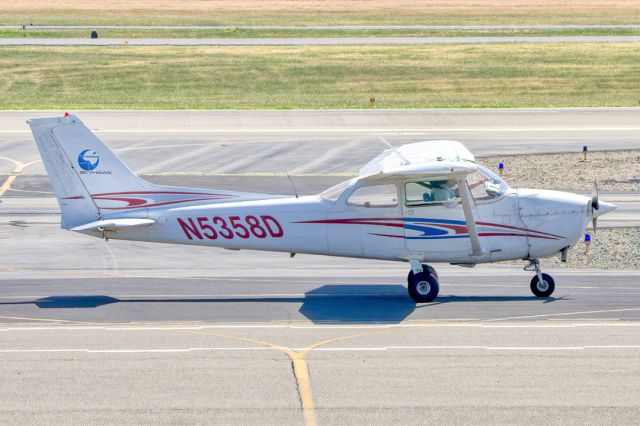 Cessna Skyhawk (N5358D) - Cessna 172N Skyhawk at Livermore Municipal Airport (CA). April 2021.