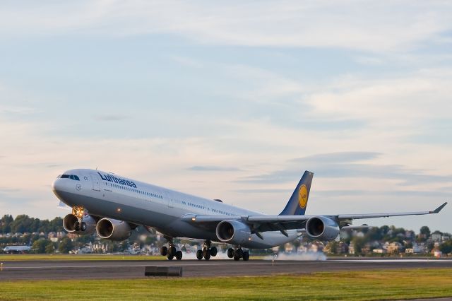 Airbus A340-600 (D-AIHY) - Touchdown Lufthansa !