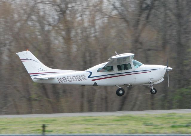 Cessna Centurion (N900RR) - Touching down on runway 14 at the Shreveport Downtown airport.