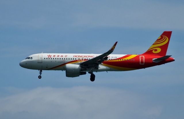 Airbus A320 (B-LPN) - Final approach to HKG Rwy25R (2016/07/28)