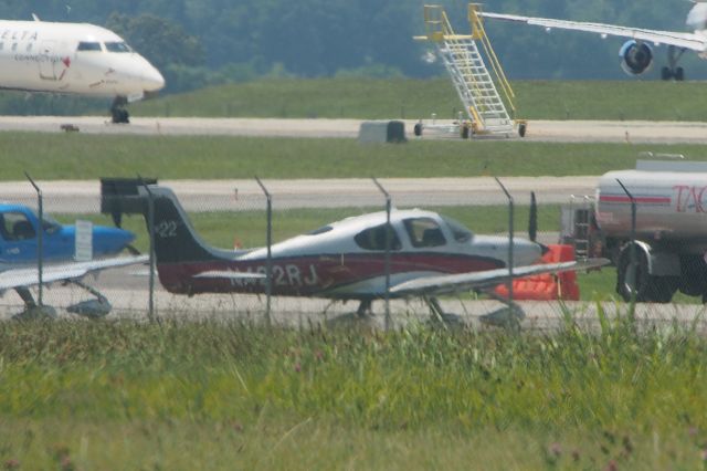 Cirrus SR-22 (N422RJ)