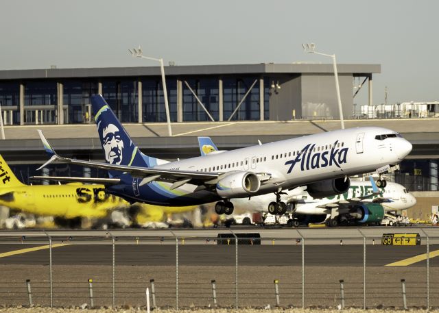 Boeing 737-900 (N278AK)