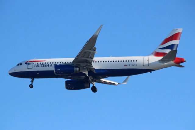 Airbus A320 (G-EUYU)