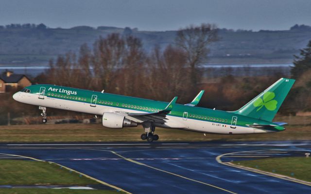 Boeing 757-200 (EI-LBT) - ei-lbt dep shannon 30/1/15.