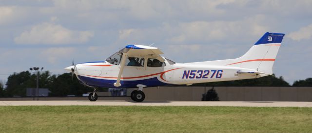 Cessna Skyhawk (N5327G) - On flightline