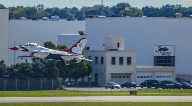 Lockheed F-16 Fighting Falcon (92-3890) - Thunderbird 6 rocketing off of 10R at CMH after a fuel stop.