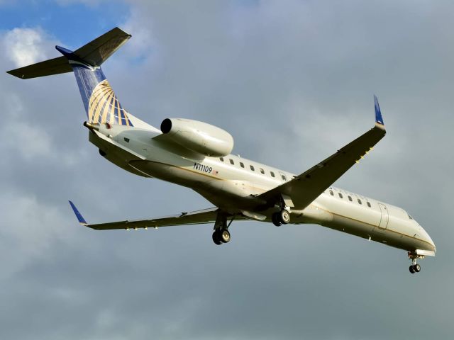 Embraer ERJ-145 (N11109) - Rwy 25 arrival from KIAD.