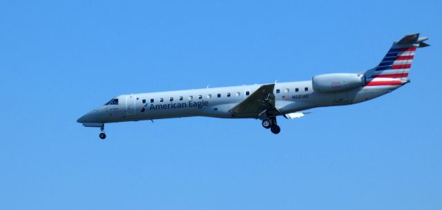 Embraer ERJ-145 (N681AE) - About to touch down is this 2004 American Airlines Eagle Embraer 145LR in the Autumn of 2023.