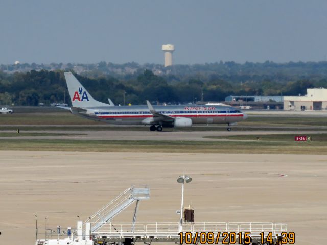 Boeing 737-800 (N882NN)