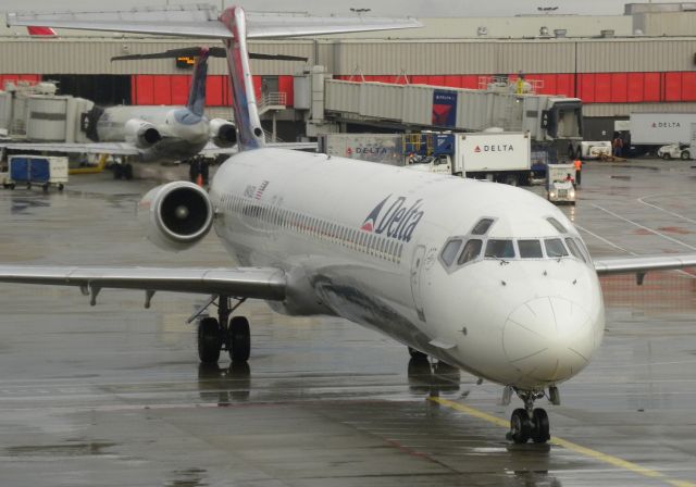 McDonnell Douglas MD-88 (N945DL)