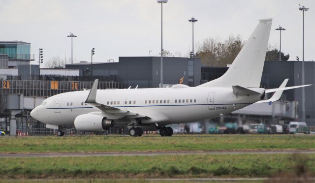 Boeing 737-700 (02-0042) - sam104 usaf c-40b 02-0042 at shannon 5/11/19.