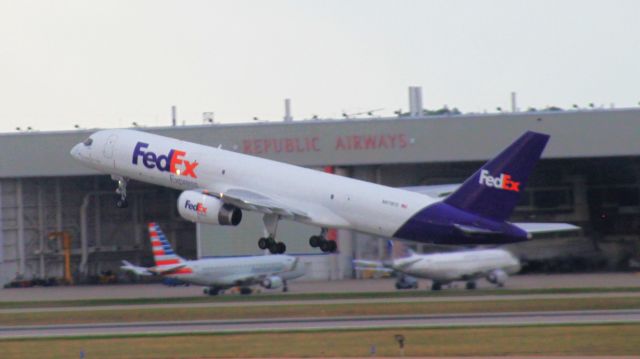 Boeing 757-200 (N979FD) - Lifting off out of Indianapolis on its way to Salt Lake City, UT.