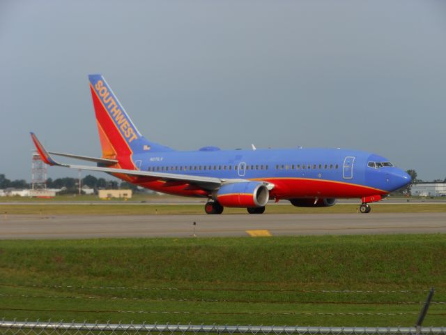 Boeing 737-700 (N271LV)