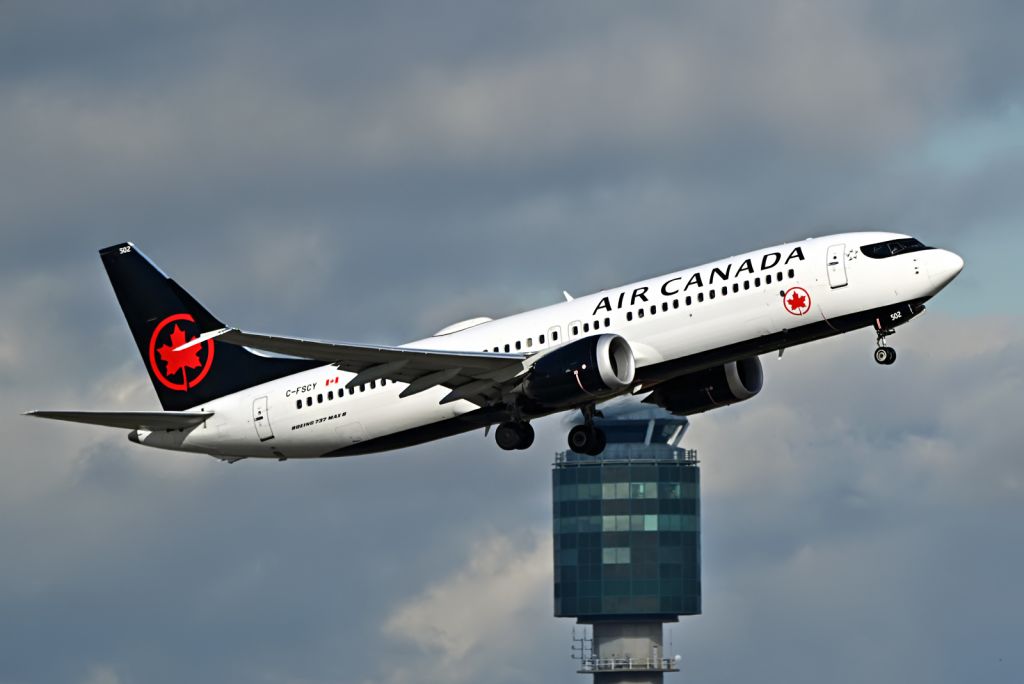 Boeing 737 MAX 8 (C-FSCY)