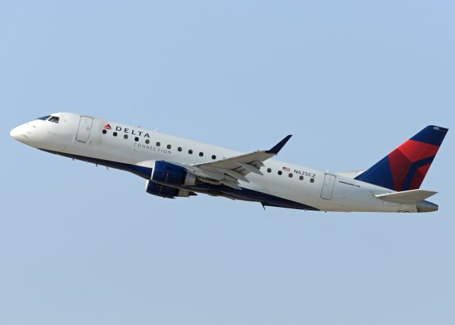 Embraer 170/175 (N625CZ)