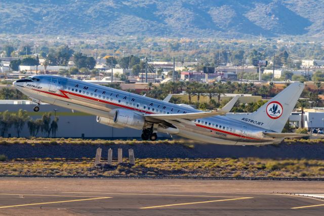 Boeing 737-800 (N905NN) - American Airlines 737-800 in AstroJet retro livery livery taking off from PHX on 11/28/22. Taken with a Canon 850D and Tamron 70-200 G2 lens. This is one of only 3 AA retro liveries that I was still missing, along with TWA and the Eagle retro E175, so I'm extremely happy to have finally gotten it!
