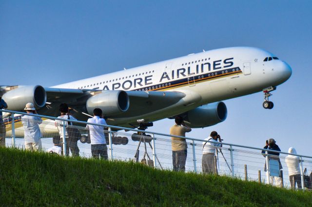 Airbus A380-800 (9V-SKM) - People to shoot Airbus380 to land on the RW16R,NRT.