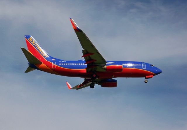 Boeing 737-700 (N215WN) - Southwest 737-7H4 N215WNbr /Final Approach to 17R at AUSbr /Apr-08-2016