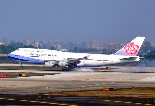 Boeing 747-400 (B-18207)