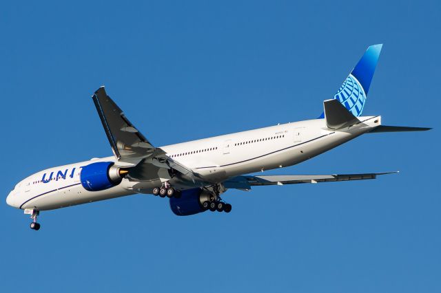 BOEING 777-300ER (N2250U)